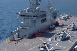 Trung Quốc biên chế tàu đổ bộ trực thăng Type 075 giám sát eo biển Đài Loan