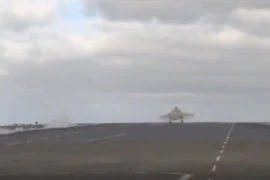 Thử nghiệm tử thần, F-35C bay sạt mặt nước 