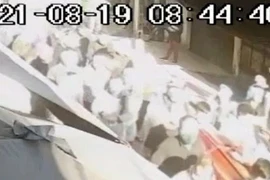 Vụ hàng trăm người đi đưa tang giữa dịch ở Hà Nội: Đình chỉ chủ tịch xã