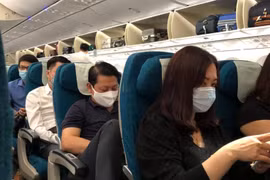 Khách nam bất ngờ châm lửa đốt khăn, máy bay dừng cất cánh khẩn cấp