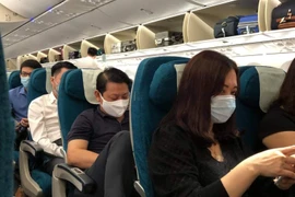 Khách nam bất ngờ châm lửa đốt khăn, máy bay dừng cất cánh khẩn cấp