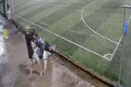 Anh K bị nhóm người dùng hung khí chém tới tấp.