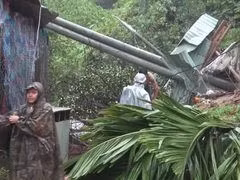 Video: Núi bất ngờ đổ sập cuốn trôi nhà dân ở Bắc Trà My