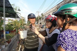 Người Sài Gòn hưởng ứng việc mua hoa trước đêm 30 Tết