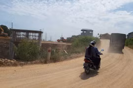 Hoài Đức – Hà Nội: Dự án nâng cấp đê tả Đáy gây ô nhiễm môi trường