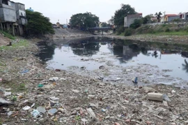 Thủ phạm gây ô nhiễm sông Cầu thách thức cơ quan chức năng