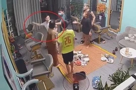 Hình ảnh Phó Trưởng Công an phường Sông Bằng tát phụ nữ được camera ghi lại.