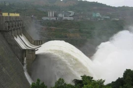 Thuỷ điện Hương Điền dừng điều tiết nước để tìm kiếm hai vợ chồng mất tích