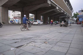 Gạch lát vỉa hè độ bền nửa thế kỷ nứt vỡ sau 2 năm