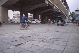 Gạch lát vỉa hè độ bền nửa thế kỷ nứt vỡ sau 2 năm