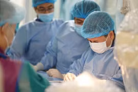 Cứu 2 trẻ sơ sinh mắc thiểu sản tim trái nặng