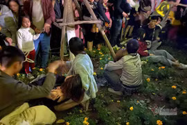 Chen nhau đón năm mới, thiếu nữ ngất xỉu bên vườn hoa Hà Nội