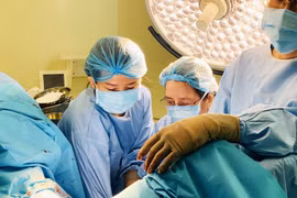 Bé gái khóc sướt mướt vì bụng phình to, đau dữ dội khi đèn đỏ, bác sĩ chỉ ra nguyên nhân bất ngờ