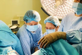 Bé gái khóc sướt mướt vì bụng phình to, đau dữ dội khi đèn đỏ, bác sĩ chỉ ra nguyên nhân bất ngờ