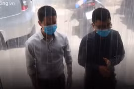 Quán cơm ở TP.HCM tự chuẩn bị buồng khử khuẩn cho khách trong mùa dịch