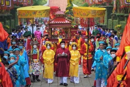 Cụ bà U80 Sài Gòn đi dâng hương tưởng niệm các vua Hùng từ 3 giờ sáng