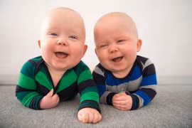 Người cha đã làm gì khi không thể phân biệt được hai đứa con sinh đôi?