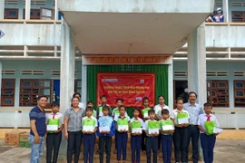 Báo KH&ĐS tặng quà Tết Trung thu cho trẻ em có hoàn cảnh khó khăn