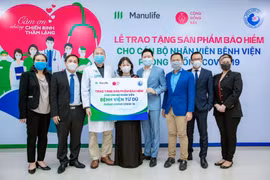 Manulife Việt Nam tri ân bác sĩ các bệnh viện phụ sản thông qua món quà bảo vệ