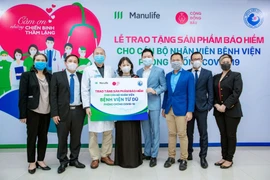 Manulife Việt Nam tri ân bác sĩ các bệnh viện phụ sản thông qua món quà bảo vệ
