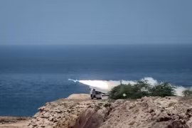 Iran tuyên bố tập trận tên lửa "đánh chìm mẫu hạm Mỹ" đã thành công