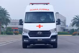 Góp phần chống đại dịch Covid-19 tại Việt Nam, Hyundai trao tặng 10 xe Solati cứu thương