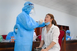 Ngày đầu xét nghiệm hơn 6.000 người từ TP.HCM về Hà Nội