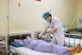 Mất ngón tay do mắc nhẫn vào đinh ốc