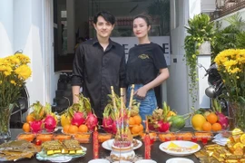 Nghệ sĩ Việt làm mâm cỗ cúng ngày vía Thần Tài