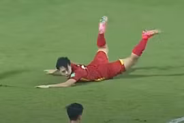 Văn Toàn nói gì sau tình huống ngã trong vòng cấm Malaysia?