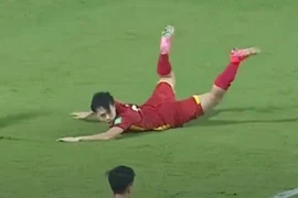 Văn Toàn nói gì sau tình huống ngã trong vòng cấm Malaysia?