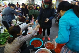 Dân chung cư rồng rắn mua đồ lễ cúng ông Công ông Táo