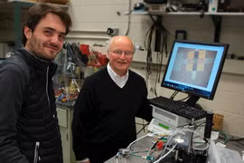 Ánh sáng có thể tăng hiệu suất của pin nhiên liệu và pin lithium-ion