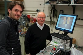 Ánh sáng có thể tăng hiệu suất của pin nhiên liệu và pin lithium-ion