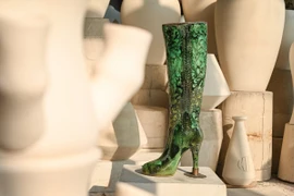 Bộ sưu tập 12 chiếc giày gốm Bát Tràng độc lạ thu hút công chúng