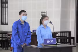 Hai bị cáo tại phiên tòa sáng 19/11.