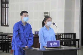 Hai bị cáo tại phiên tòa sáng 19/11.