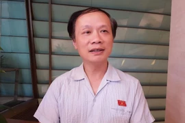 Là người thầy, đừng vin cớ ai cũng "gù" nên không thể "thẳng lưng"