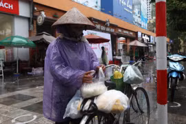 Thêm một “cây ATM” gạo, người nghèo Hà Nội đội mưa đi nhận miễn phí