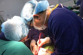 Mất cánh tay vài năm có ghép tay được không?