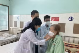 Thăm khám bệnh nhân nữ 62 tuổi sau phẫu thuật nối đoạn hẹp thực quản, tháo bỏ canule thành công 