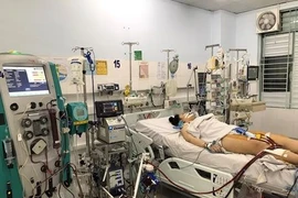 Lần đầu tiên dùng ECMO ba đường dẫn cứu bệnh nhi viêm cơ tim tối cấp