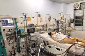 Lần đầu tiên dùng ECMO ba đường dẫn cứu bệnh nhi viêm cơ tim tối cấp