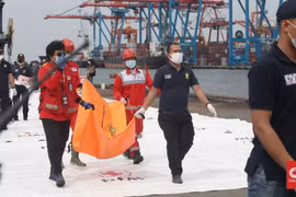 Indonesia tìm thấy nhiều bộ phận thi thể nạn nhân trong vụ rơi máy bay