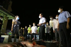 Bí thư Thành Ủy Nguyễn Văn Nên thăm hỏi và lắng nghe ý kiến của các thương nhân chợ Bình Điền.