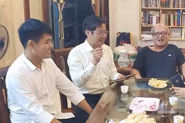 Thầy hiệu trưởng 30 năm ‘cõng’ bạn và duyên gặp gỡ với Ngô Minh Hiếu