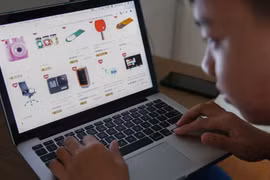 Nhận biết nhận xét giả khi mua hàng online