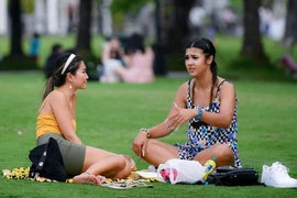 Công viên dưới chân Landmark 81 đông đúc ngày cuối tuần