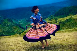 Mùa xuân Bắc Hà về trên những đôi má hồng thiếu nữ và bước chân rộn ràng sức sống theo tiếng khèn.