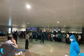 Cấp tốc lấy mẫu xét nghiệm 1.000 nhân viên sân bay Tân Sơn Nhất trong đêm 6/2
